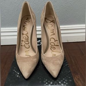 Sam Edelman
Color: OATMEAL 
Style: DIANNA
Material: SUEDE
Size: 8.5 M
Heel: 4.0